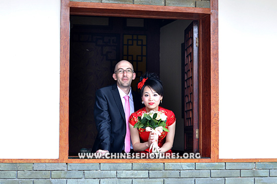 Western groom and his Chinese bride