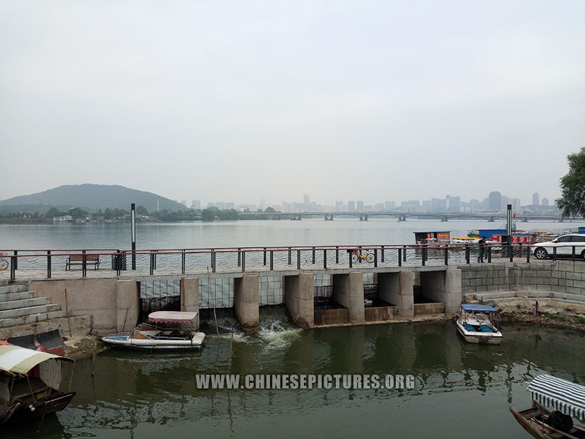 Wuhan lake bank photo